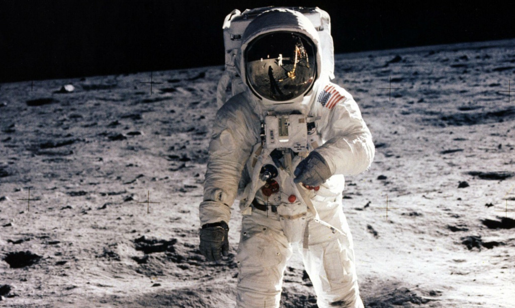 cropped-apollo-11-astronaut-moon-space1.jpg